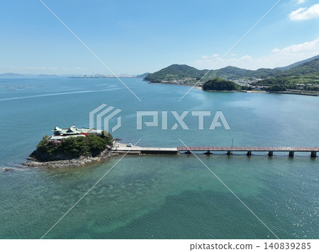 位於香川縣三豐市的對馬神社,漂浮在瀨戶內海中,每年僅開放兩天。 位於香川縣三豐市的對馬神社,漂浮在瀨戶內海中,每年僅開放兩天。 140839285