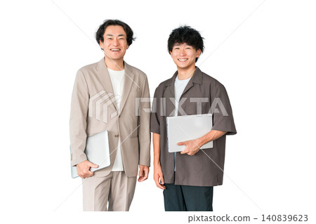 微笑的商人與電腦(程式設計師、工程師、系統工程師) 微笑的商人與電腦(程式設計師、工程師、系統工程師) 140839623