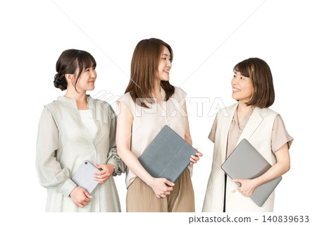穿著休閒服的商務女性、設計師和拿著電腦的職業女性(可選著裝) 穿著休閒服的商務女性、設計師和拿著電腦的職業女性(可選著裝) 140839633