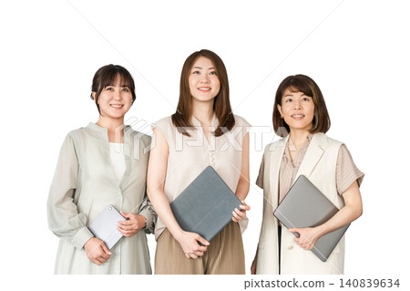 穿著休閒服的商務女性、設計師和拿著電腦的職業女性(可選著裝) 穿著休閒服的商務女性、設計師和拿著電腦的職業女性(可選著裝) 140839634