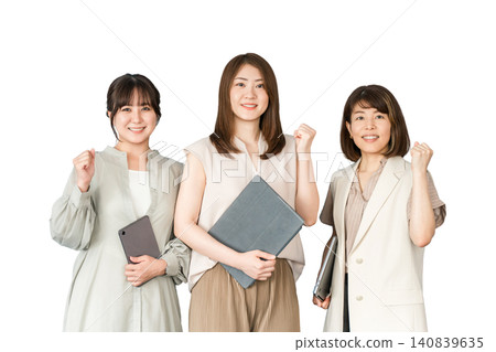 穿著休閒服的商務女性、設計師和拿著電腦的職業女性(可選著裝) 穿著休閒服的商務女性、設計師和拿著電腦的職業女性(可選著裝) 140839635