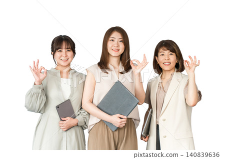穿著休閒服的商務女性、設計師和拿著電腦的職業女性(可選著裝) 穿著休閒服的商務女性、設計師和拿著電腦的職業女性(可選著裝) 140839636