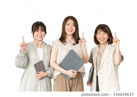 穿著休閒服的商務女性、設計師和拿著電腦的職業女性(可選著裝) 穿著休閒服的商務女性、設計師和拿著電腦的職業女性(可選著裝) 140839637