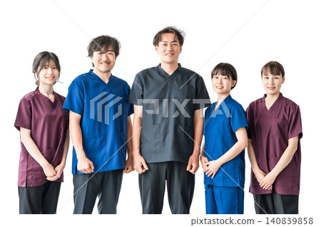 穿著手術服的醫生、護理人員和脊椎按摩師 穿著手術服的醫生、護理人員和脊椎按摩師 140839858