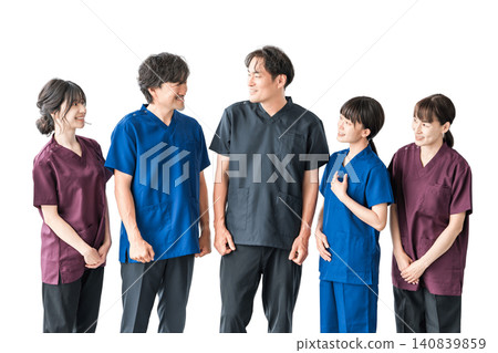 穿著手術服的醫生、護理人員和脊椎按摩師 穿著手術服的醫生、護理人員和脊椎按摩師 140839859