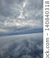 從高空俯瞰，宛如一片奇幻的雲海和陰雲密佈的天空。 140840318