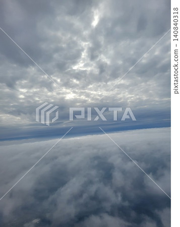 從高空俯瞰,宛如一片奇幻的雲海和陰雲密佈的天空。 從高空俯瞰,宛如一片奇幻的雲海和陰雲密佈的天空。 140840318