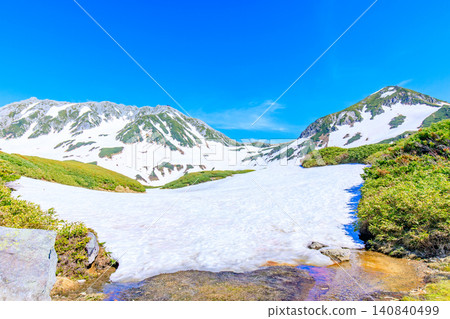 Midorigaike Pond in early summer before the snow melts, Tateyama Town, Toyama Prefecture Midorigaike Pond in early summer before the snow melts, Tateyama Town, Toyama Prefecture 140840499