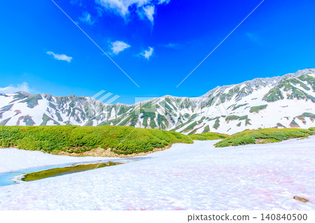 Midorigaike Pond in early summer before the snow melts, Tateyama Town, Toyama Prefecture Midorigaike Pond in early summer before the snow melts, Tateyama Town, Toyama Prefecture 140840500