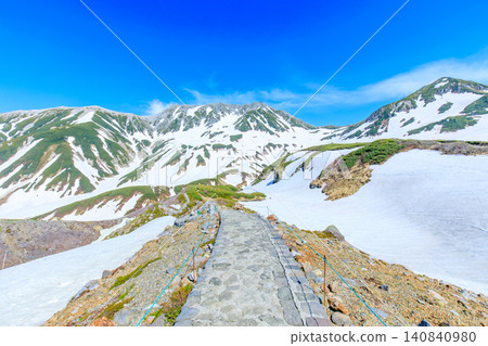 Murodo Plateau in early summer, Tateyama Town, Toyama Prefecture Murodo Plateau in early summer, Tateyama Town, Toyama Prefecture 140840980