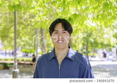 一個清爽的日本年輕男子看著鏡頭 一個清爽的日本年輕男子看著鏡頭 140841070