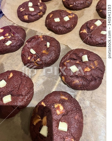 Freshly baked cookies with a golden-brown finish and chocolate chips. Perfectly crisp on the edges with a soft center, offering a delicious, comforting treat for any occasion. Freshly baked cookies with a golden-brown finish and chocolate chips. Perfectly crisp on the edges with a soft center, offering a delicious, comforting treat for any occasion. 140841103