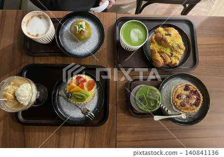 food, coffee, croissant 140841136