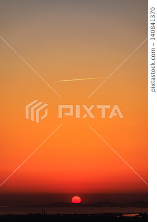 夕陽西下，天空一片火紅，一輪巨大的太陽緩緩沉入大阪灣。 140841370