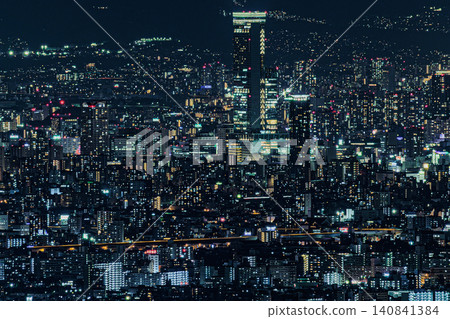 大阪是日本最具代表性的城市之一,夜晚的大阪燈火璀璨,一直延伸到地平線。 大阪是日本最具代表性的城市之一,夜晚的大阪燈火璀璨,一直延伸到地平線。 140841384