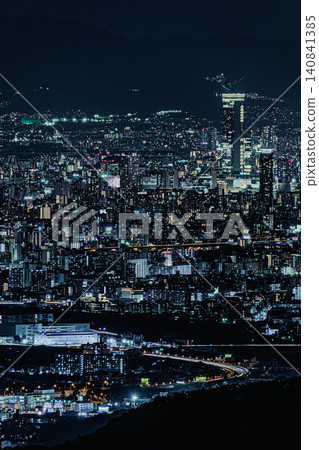 大阪平原籠罩在深藍色的夜色中,摩天大樓和公寓大樓閃閃發光,景色令人嘆為觀止。 大阪平原籠罩在深藍色的夜色中,摩天大樓和公寓大樓閃閃發光,景色令人嘆為觀止。 140841385
