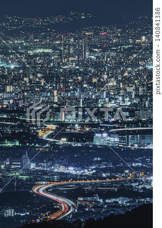 大阪市的夜景全景,無數燈光閃爍,宛如星星點點的夜空。 大阪市的夜景全景,無數燈光閃爍,宛如星星點點的夜空。 140841386