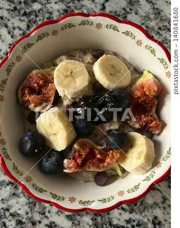 Creamy overnight oats soaked to perfection, blending milk and whole grains for a smooth, hearty texture. Naturally sweet, refreshing, and ideal for a quick, nutritious breakfast boost. 140841680