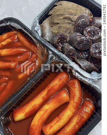 Bunsik, a popular Korean street food, includes various dishes like tteokbokki, odeng, and gimbap. It's a tasty, comforting snack loved by many, perfect for casual gatherings or quick bites. 140841791