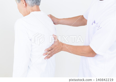 在診所進行治療的針灸師和整骨師 在診所進行治療的針灸師和整骨師 140842219