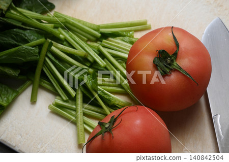 新鮮蔬菜：番茄、菠菜 140842504