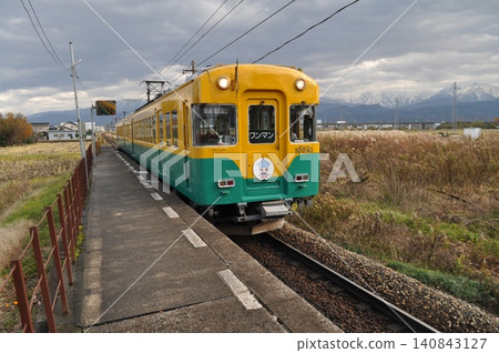 Toyama Chihō Railway Main Line, Etchū-Izumi Station Toyama Chihō Railway Main Line, Etchū-Izumi Station 140843127