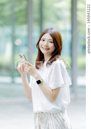 有智能手機的日本婦女 有智能手機的日本婦女 140843222