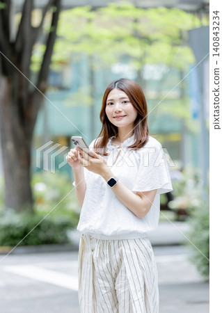 一位日本女性使用智慧型手機的肖像 一位日本女性使用智慧型手機的肖像 140843234