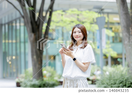 一位日本女性使用智慧型手機的肖像 一位日本女性使用智慧型手機的肖像 140843235
