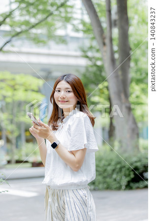 一位日本女性使用智慧型手機的肖像 一位日本女性使用智慧型手機的肖像 140843237