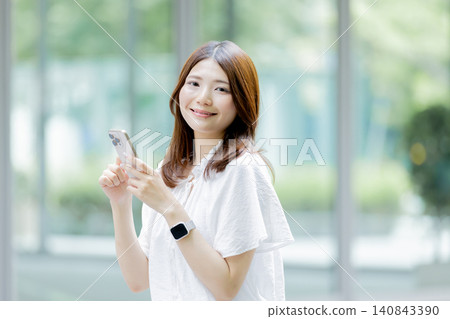 有智能手機的日本婦女 有智能手機的日本婦女 140843390