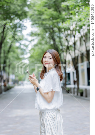 一位日本女性使用智慧型手機的肖像 一位日本女性使用智慧型手機的肖像 140843399
