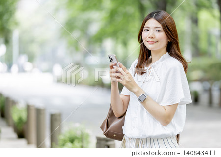 使用智慧型手機的日本女性 使用智慧型手機的日本女性 140843411