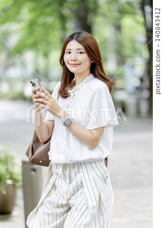 使用智慧型手機的日本女性 使用智慧型手機的日本女性 140843412