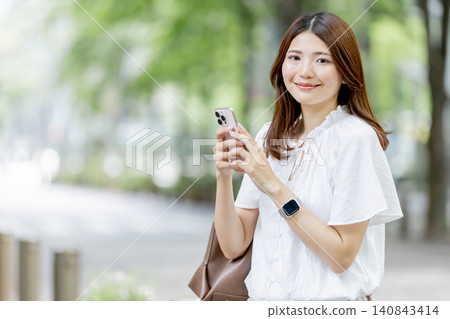 使用智慧型手機的日本女性 使用智慧型手機的日本女性 140843414