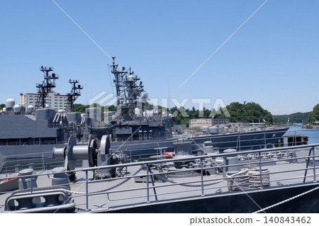 從試驗艦「飛鳥號」的艦艏望去，可以看到驅逐艦「天霧號」。 140843462
