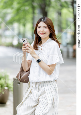 使用智慧型手機的日本女性 使用智慧型手機的日本女性 140843516