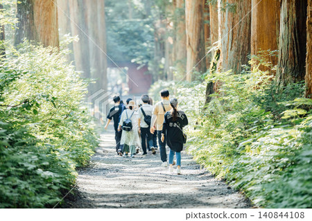 [長野市戶隱] 戶隱神社內殿：瑞神門與杉樹大道的景色，以及遊客。 140844108