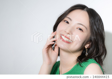 一位身穿色彩鮮豔、充滿活力的服裝的可愛女性的特寫鏡頭,以白色背景襯托,傳遞出美麗和健康的快樂形象。 一位身穿色彩鮮豔、充滿活力的服裝的可愛女性的特寫鏡頭,以白色背景襯托,傳遞出美麗和健康的快樂形象。 140844415