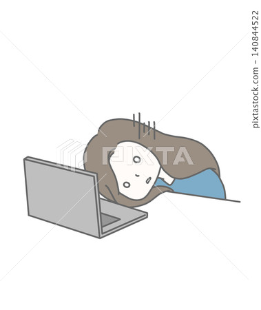 自由職業女性,因為長時間坐在電腦前而感到疲憊。 自由職業女性,因為長時間坐在電腦前而感到疲憊。 140844522