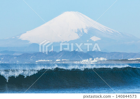 湘南久沼海灘:白雪皚皚的富士山與海浪 湘南久沼海灘:白雪皚皚的富士山與海浪 140844573
