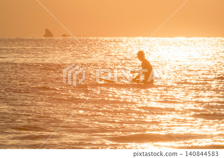 Shonan Kugenuma Beach: Surfer silhouettes and Eboshi Rock Shonan Kugenuma Beach: Surfer silhouettes and Eboshi Rock 140844583