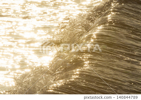 湘南久沼海灘:清晨的陽光下,海浪波光粼粼。 湘南久沼海灘:清晨的陽光下,海浪波光粼粼。 140844789