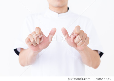 身穿白大褂的中年男性針灸師/整骨師。 140844859