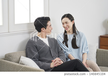 一對夫婦在客廳裡說話 140845104