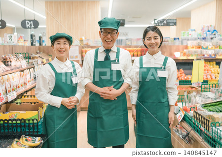 超市裡三名員工面帶微笑。 超市裡三名員工面帶微笑。 140845147