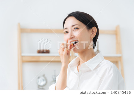 一名女性正在服用藥物。藥物包括:處方藥、保健品、非處方藥、仿製藥、維生素、感冒藥、頭痛藥、瀉藥。 一名女性正在服用藥物。藥物包括:處方藥、保健品、非處方藥、仿製藥、維生素、感冒藥、頭痛藥、瀉藥。 140845456