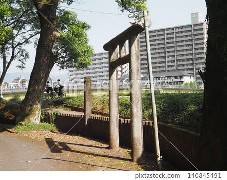 The difficult-to-pass torii gate and the area around Shingetsubashi Bridge (within the grounds of Ishidate Hachimangu Shrine on the right bank of the Kagami River) The difficult-to-pass torii gate and the area around Shingetsubashi Bridge (within the grounds of Ishidate Hachimangu Shrine on the right bank of the Kagami River) 140845491