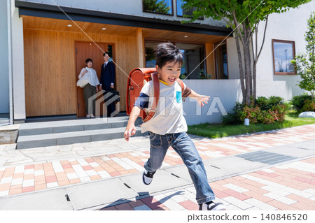A boy runs off energetically with his schoolbag on his back, and his parents see him off. A boy runs off energetically with his schoolbag on his back, and his parents see him off. 140846520