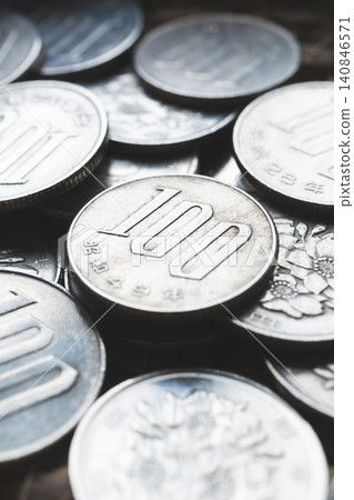 100 yen coin 140846571